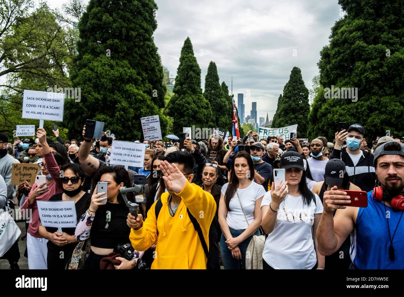 Melbourne, Australia. 23 Ott 2020. I manifestanti tengono cartelli che esprimono le loro opinioni al Santuario della memoria durante la manifestazione.circa 200 a 300 manifestanti si sono riuniti per il raduno del Freedom Day in opposizione alle restrizioni di Covid19. La protesta iniziata a Melbourne Shrine Remembrance sono stati manifestanti tenuti cartelli mentre cantavano slogan contro il Premier Daniel Andrews dure restrizioni a causa di Covid 19. Credit: SOPA Images Limited/Alamy Live News Foto Stock