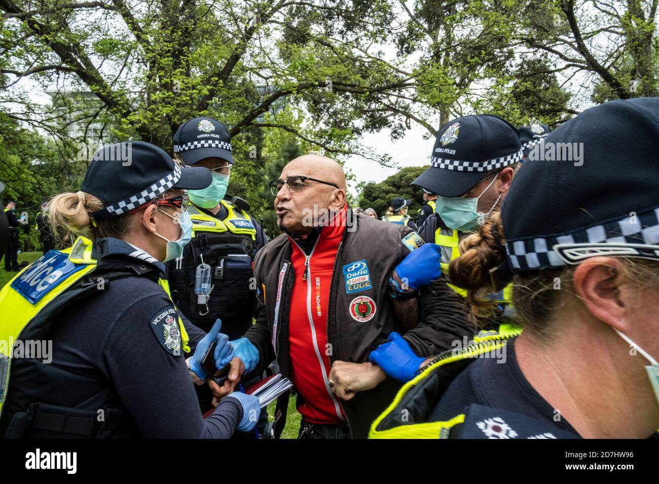 Melbourne, Australia. 23 Ott 2020. Ufficiali di polizia arrestano un manifestante al Santuario della memoria durante la manifestazione.circa 200 - 300 manifestanti si sono riuniti per il raduno del Freedom Day in opposizione alle restrizioni di Covid19. La protesta iniziata a Melbourne Shrine Remembrance sono stati manifestanti tenuti cartelli mentre cantavano slogan contro il Premier Daniel Andrews dure restrizioni a causa di Covid 19. Credit: SOPA Images Limited/Alamy Live News Foto Stock