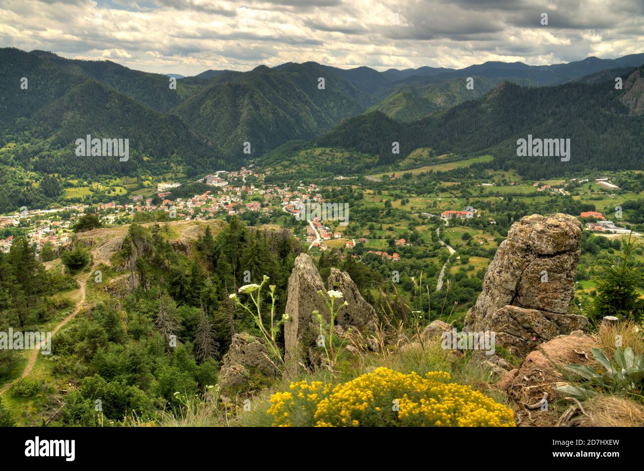 hdr paesaggio, piccolo vilage sullo sfondo e cielo nuvoloso Foto Stock