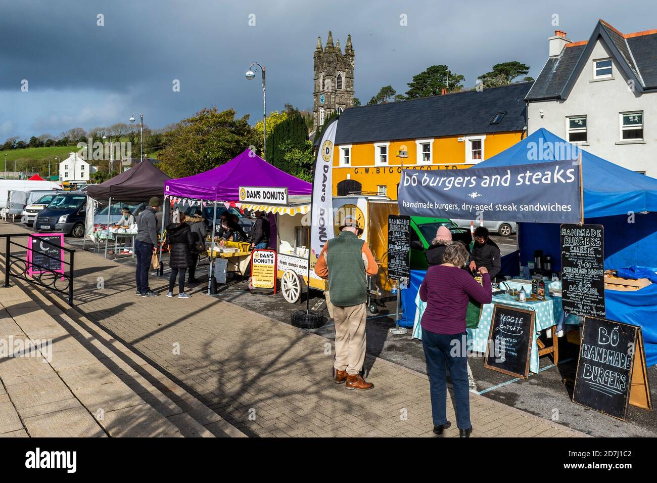 Bantry, West Cork, Irlanda. 23 Ott 2020. Il mercato del venerdì di Bantry è operativo oggi ed è più tranquillo del solito. Molte persone hanno colto l'opportunità di incontrare i loro amici sotto il sole. Credit: AG News/Alamy Live News Foto Stock