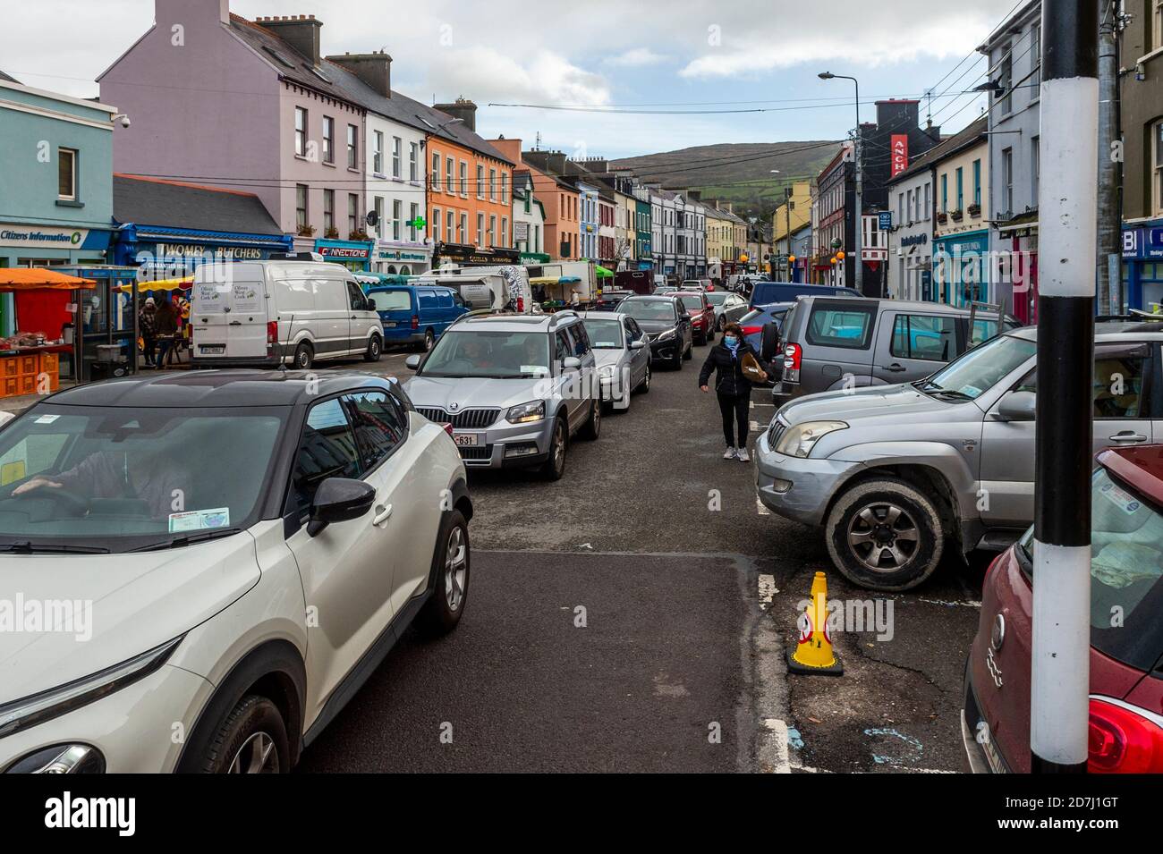 Bantry, West Cork, Irlanda. 23 Ott 2020. Il mercato del venerdì di Bantry è operativo oggi ed è più tranquillo del solito. Tuttavia, il traffico dentro e intorno a Bantry è stato sostenuto con lunghe linee di automobili. Credit: AG News/Alamy Live News Foto Stock