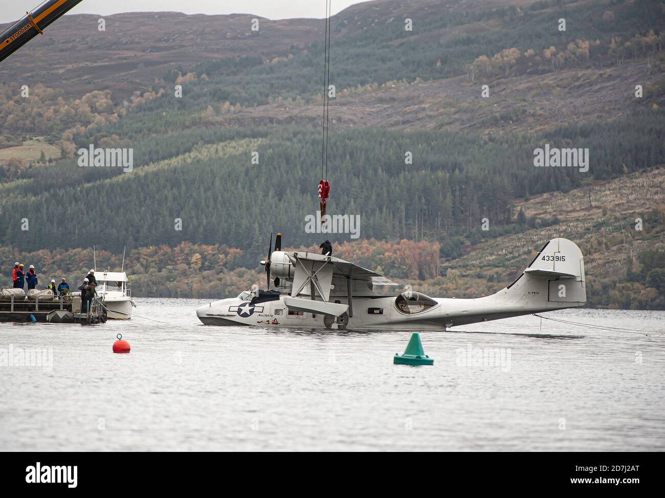 Sollevare l'aeromobile Catalina G-PBYA da Loch Ness su terreni asciutti per consentire il montaggio di un motore di ricambio. Foto Stock