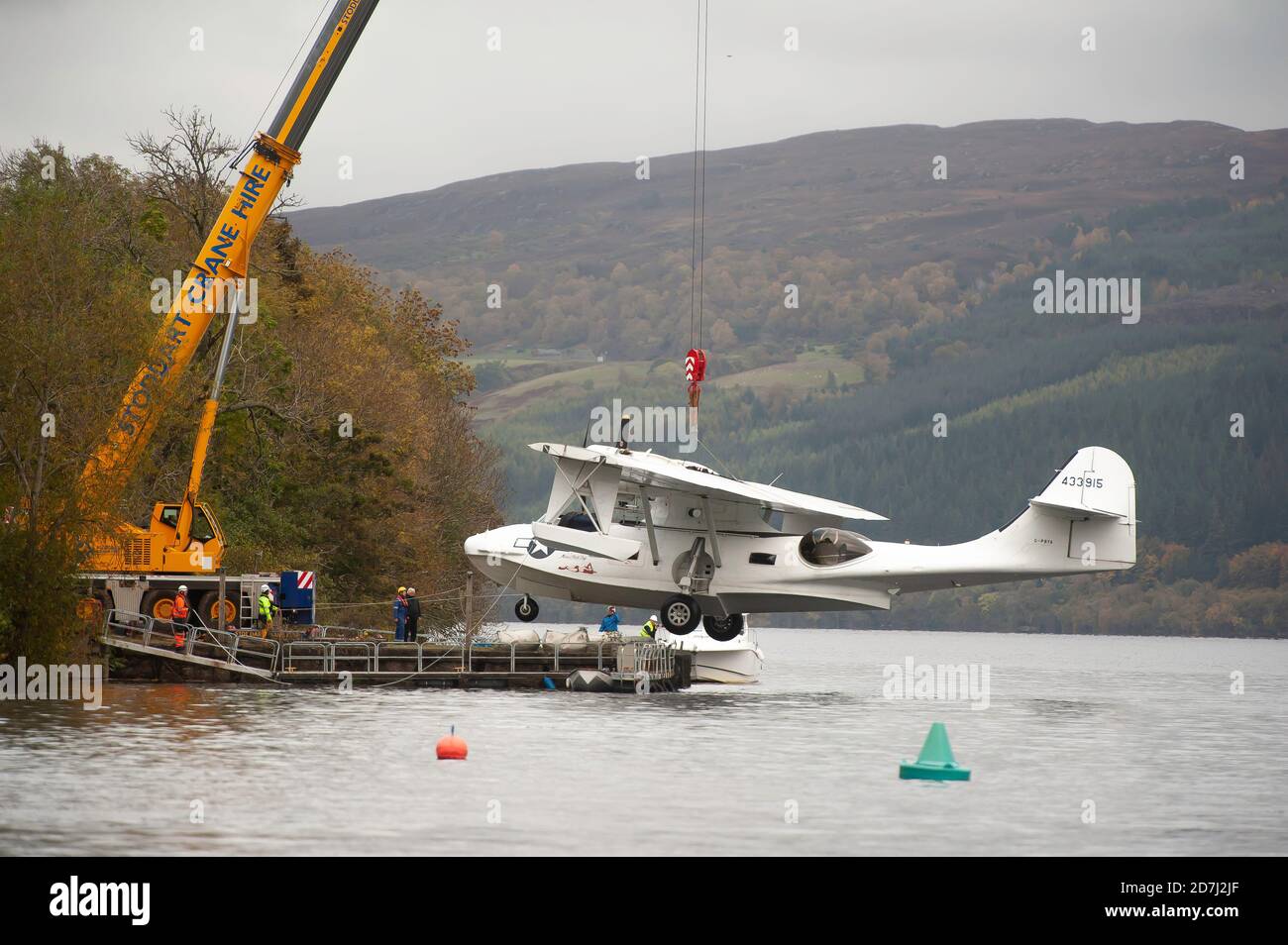 Sollevare l'aeromobile Catalina G-PBYA da Loch Ness su terreni asciutti per consentire il montaggio di un motore di ricambio. Foto Stock