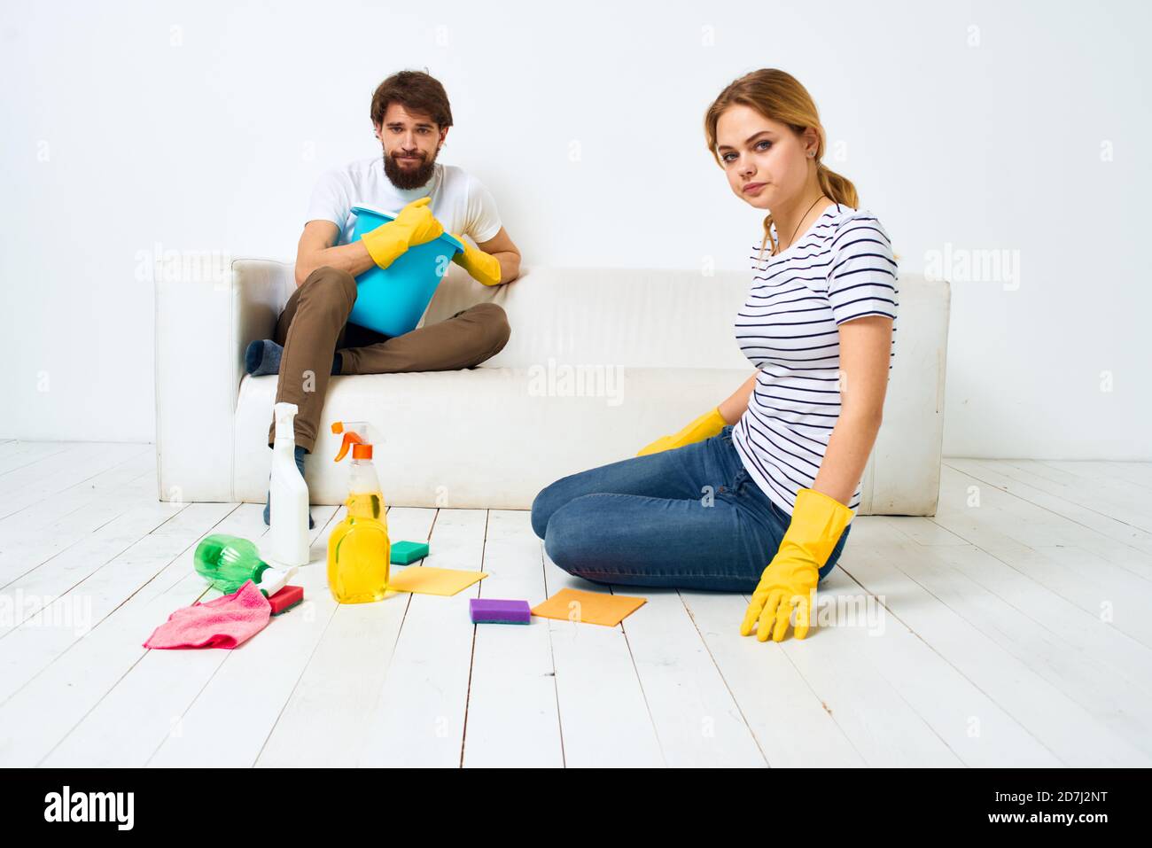 Donna lava i pavimenti UN uomo si siede sul divano pulizia interna