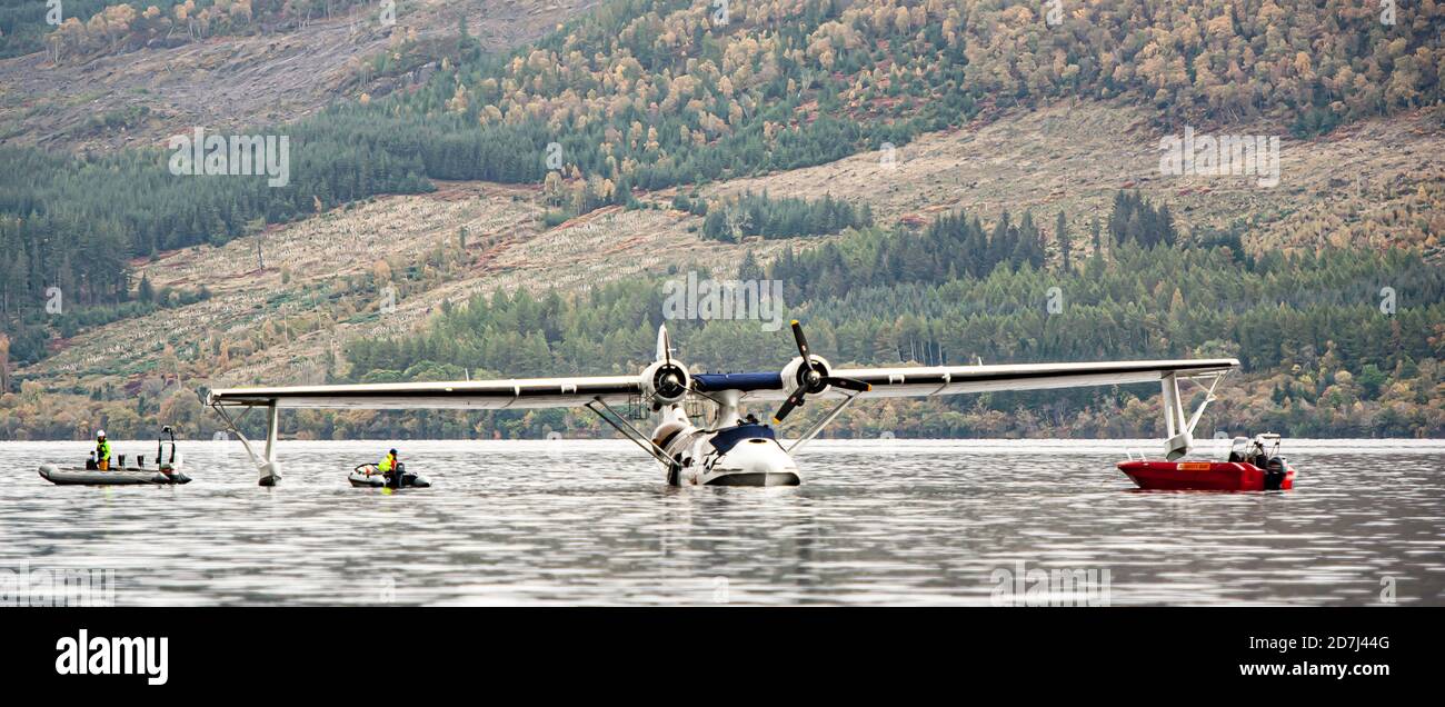 Preparare l'aeromobile Catalina G-PBYA prima di essere rimosso da Loch Ness per consentire agli ingegneri di sostituire un motore danneggiato. Foto Stock