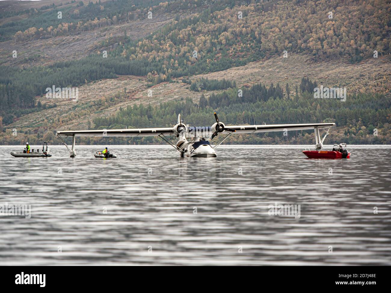 Preparare l'aeromobile Catalina G-PBYA prima di essere rimosso da Loch Ness per consentire agli ingegneri di sostituire un motore danneggiato. Foto Stock