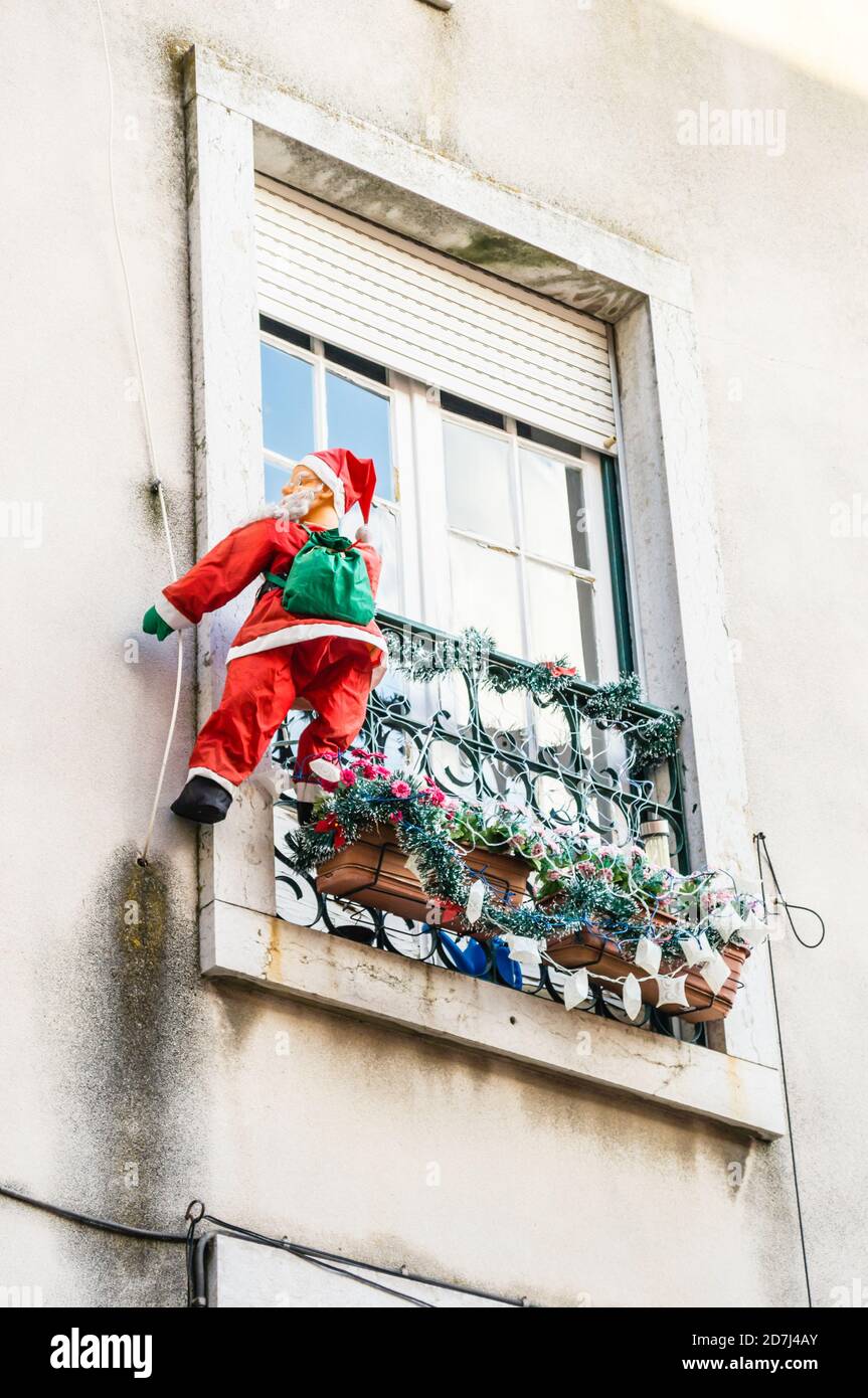 Immagine verticale di una decorazione di Babbo Natale appesa a un balcone  Foto stock - Alamy
