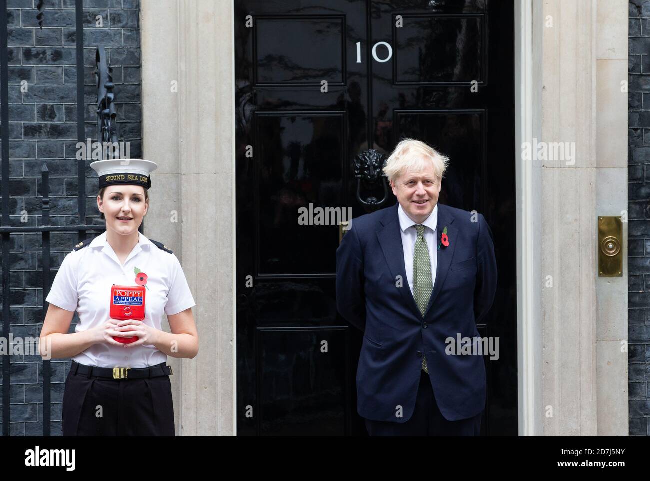 Londra, Regno Unito. 23 Ott 2020. Il primo ministro britannico, Boris Johnson, incontra i fondi della Royal British Legion sui gradini della numero 10 di Downing Street. Credit: Mark Thomas/Alamy Live News Foto Stock