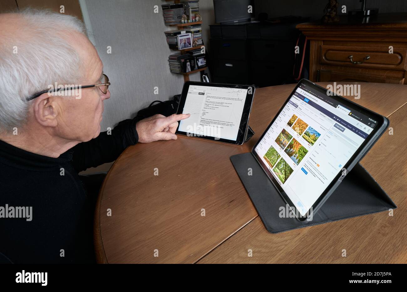 Senior che utilizza la tecnologia attuale. Foto Stock