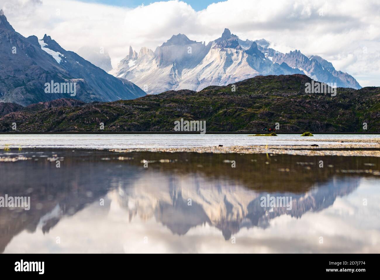 Montagne di granito di Torres del Paine riflesse in acqua Foto Stock