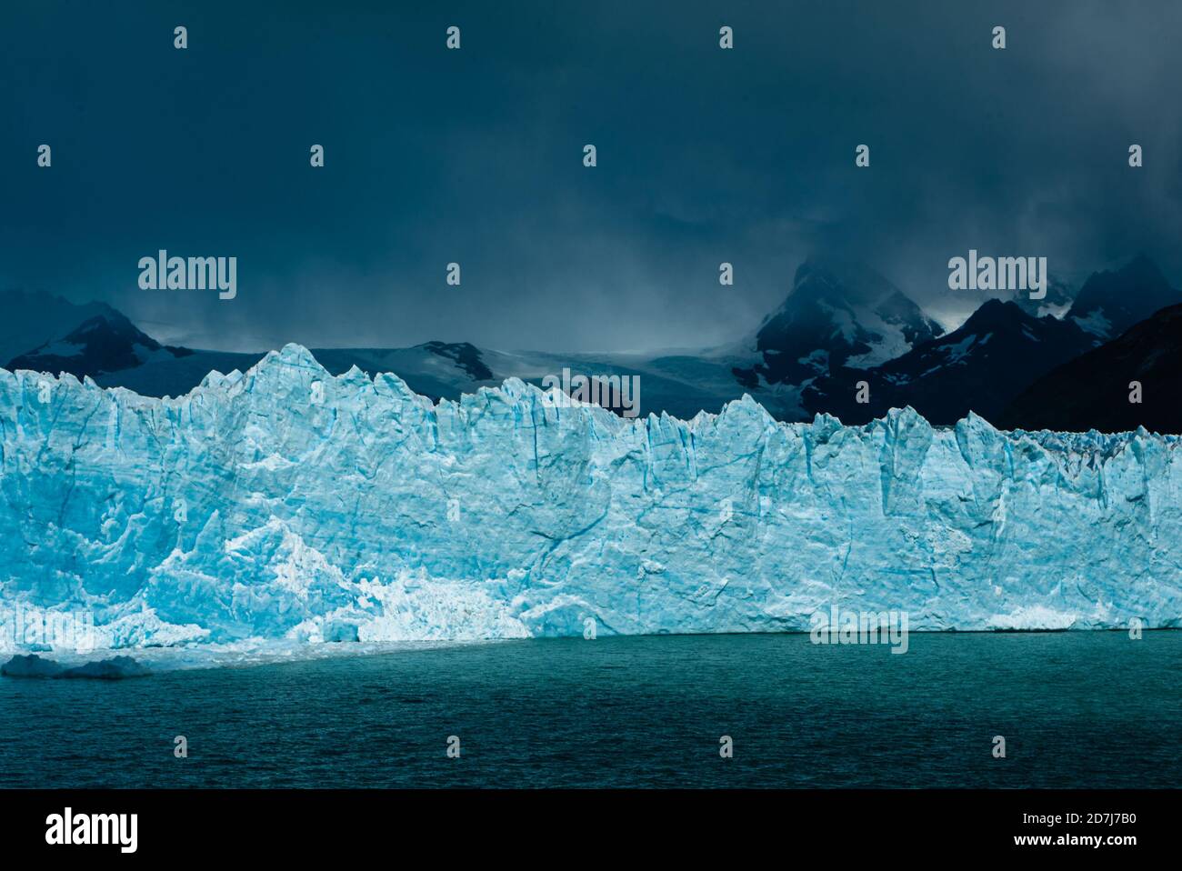 La faccia calvante del ghiacciaio Perito Moreno a Parque Nacional Los Glaciares in Patagonia, Argentina Foto Stock