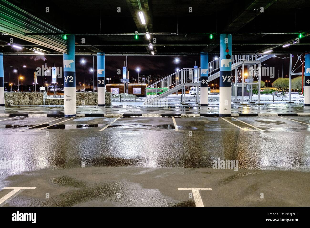 Sfondo luminoso. Nessuno dentro. Parcheggio sotterraneo. Trasporti pubblici. Scena di sfondo vuota. Pavimento in cemento Foto Stock