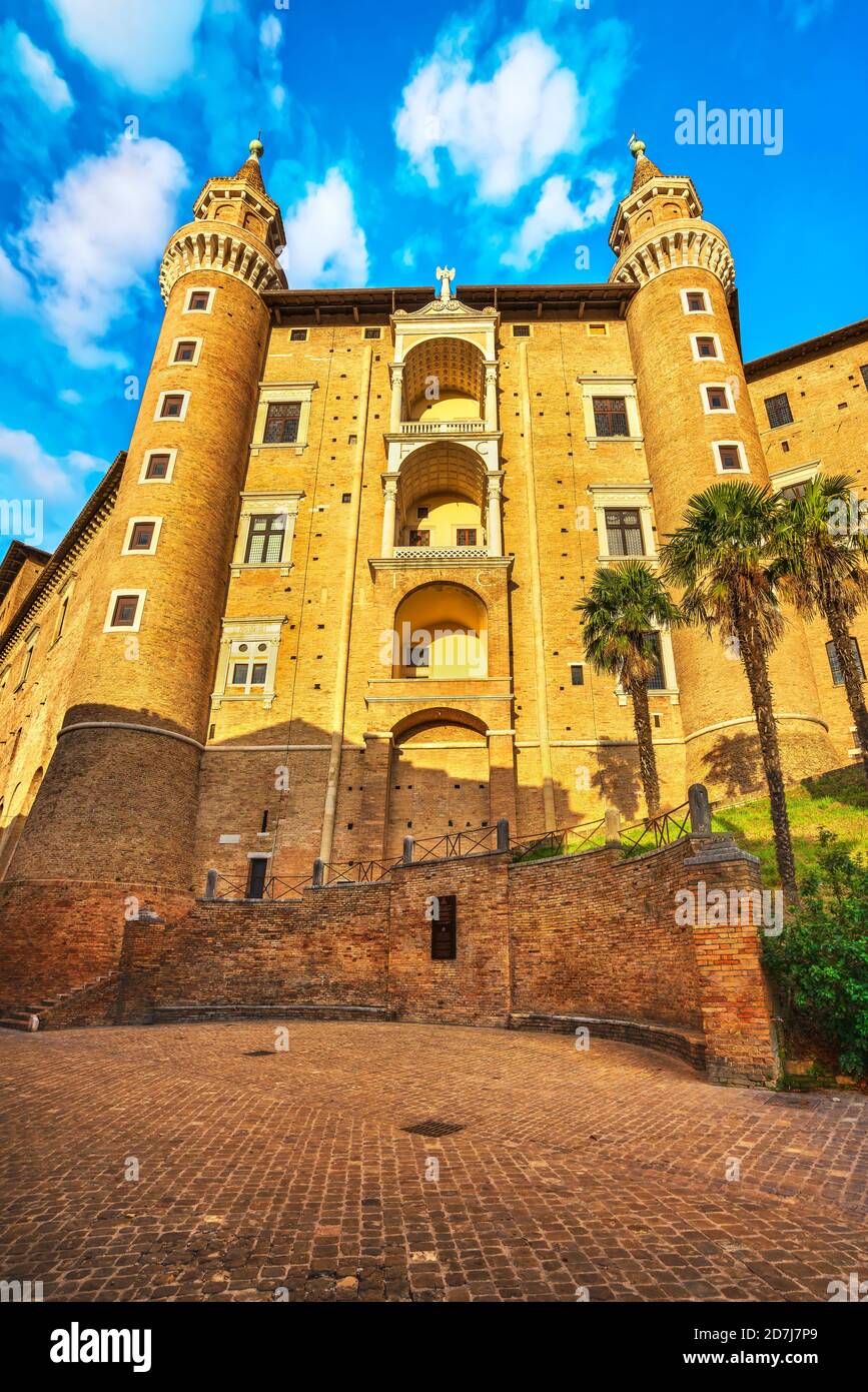 Palazzo Ducale medievale di Urbino al tramonto. Sito patrimonio dell'umanità dell'UNESCO. Regione Marche, Italia, Europa. Foto Stock
