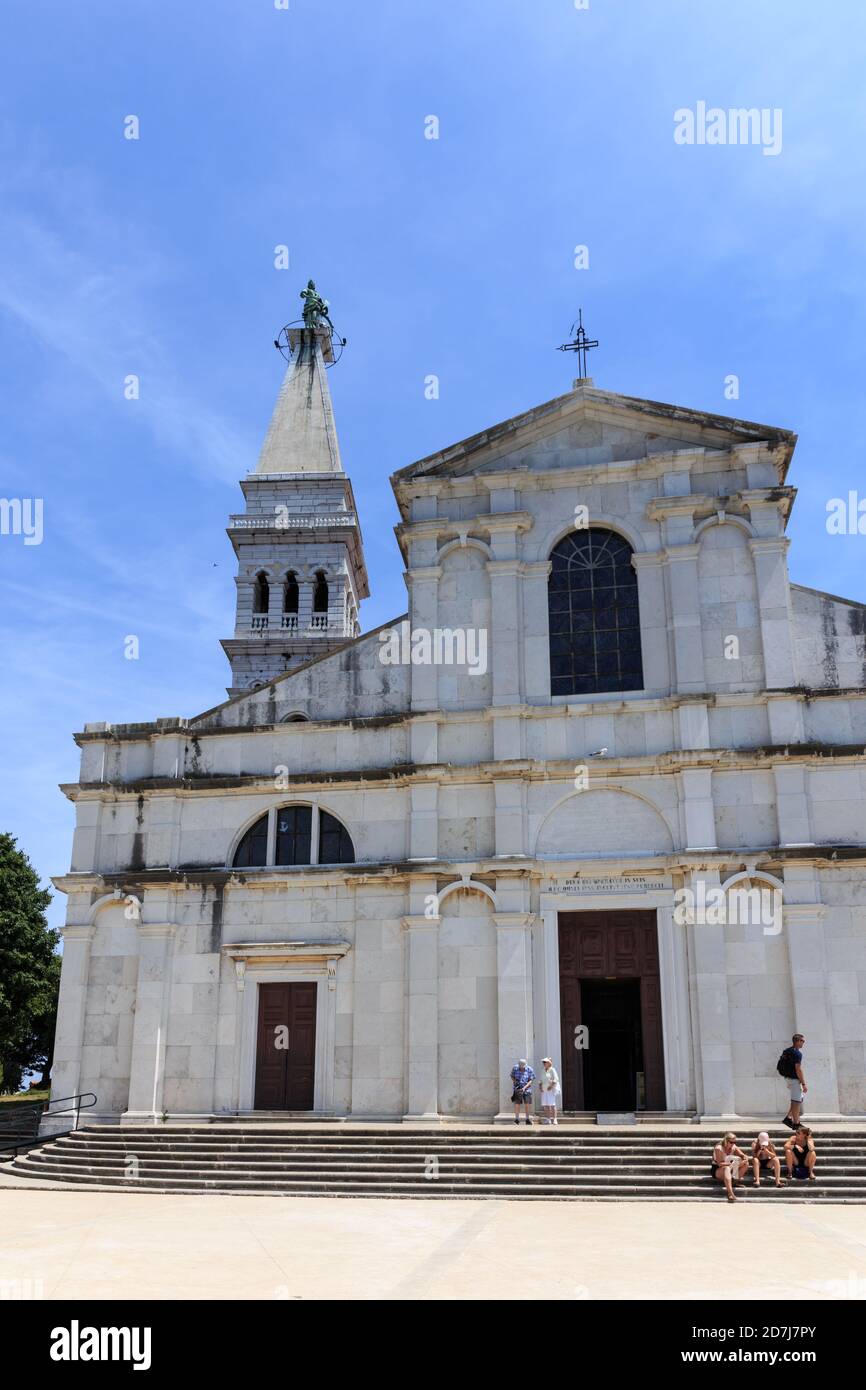 Cattedrale di Rovigno in una giornata di sole, Croazia Foto Stock