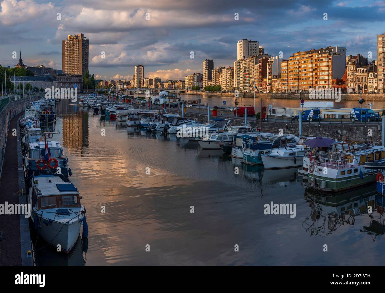 Belgio, provincia di Liegi, Liegi, file di barche ormeggiate lungo il canale della città al crepuscolo Foto Stock