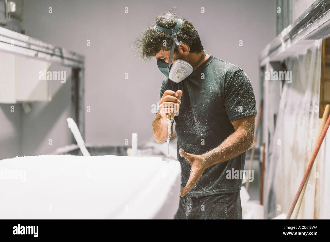 Uomo maturo che si concentra mentre si forma la tavola Foto Stock