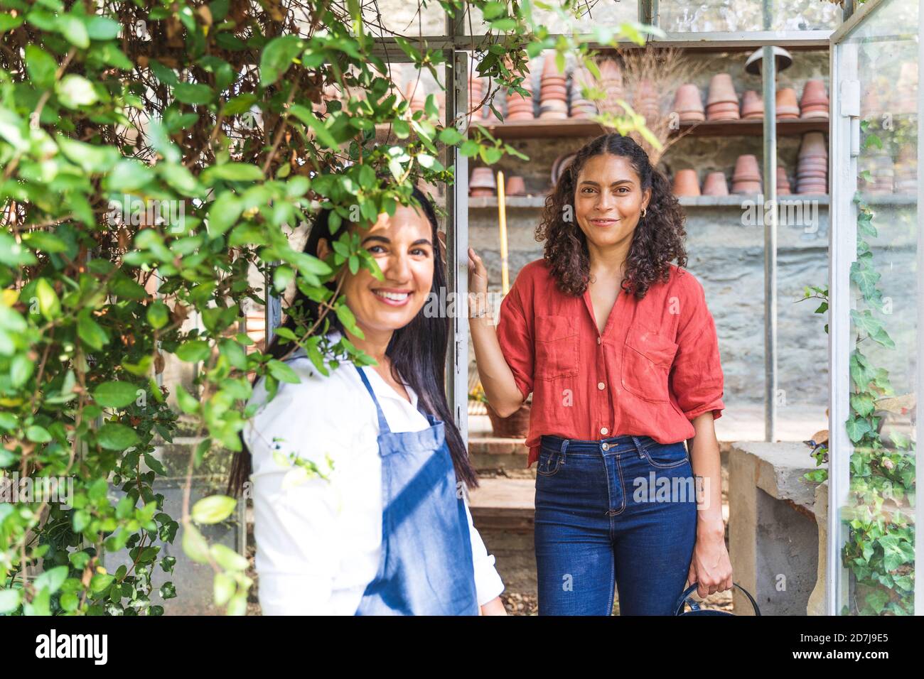 Amici sorridenti in piedi cortile in giornata di sole Foto Stock