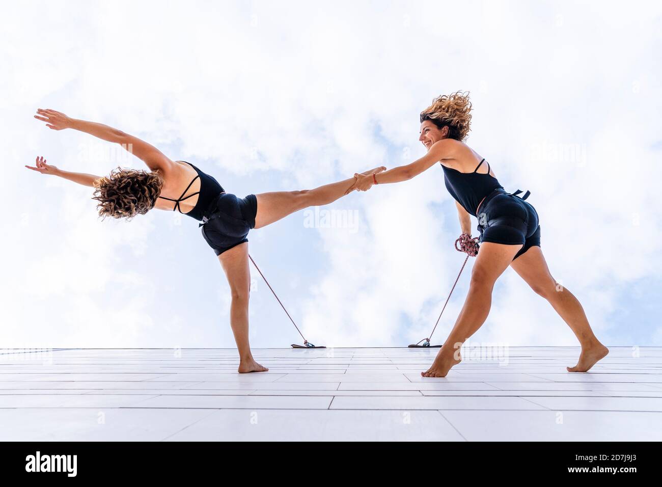 Ballerini aerei che ballano sulla finestra contro il cielo Foto Stock