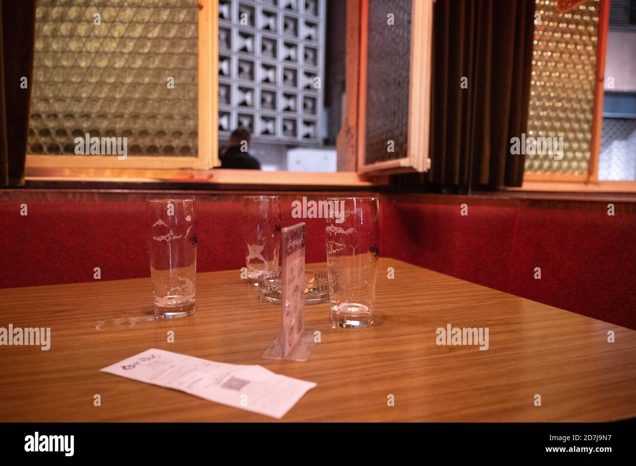 22 ottobre 2020, Baden-Wuerttemberg, Stoccarda: I bicchieri da birra vuoti si trovano su un tavolo all'orario di chiusura di Corona. A causa degli alti numeri di corona, la capitale dello stato di Baden-Wuerttemberg ha vietato la gestione di ristoranti tra le 23:00 e le 6:00 da giovedì. Foto: Sebastian Gollnow/dpa Foto Stock