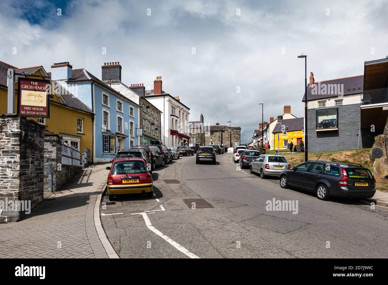 Vista sulla collina su Bridge Street, Cardigan, Galles Foto Stock