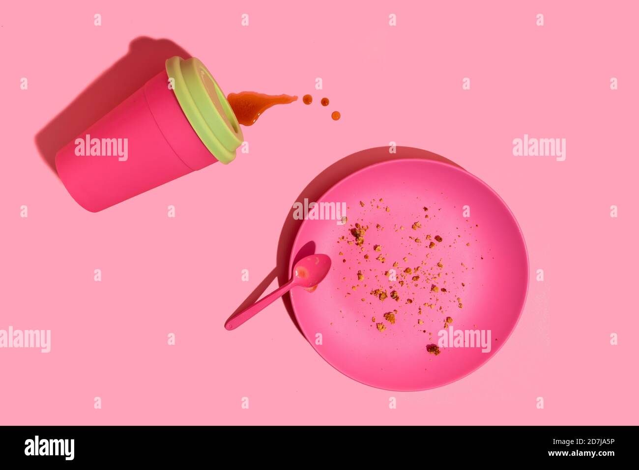Tazza di caffè rosa e piatto su sfondo rosa Foto Stock