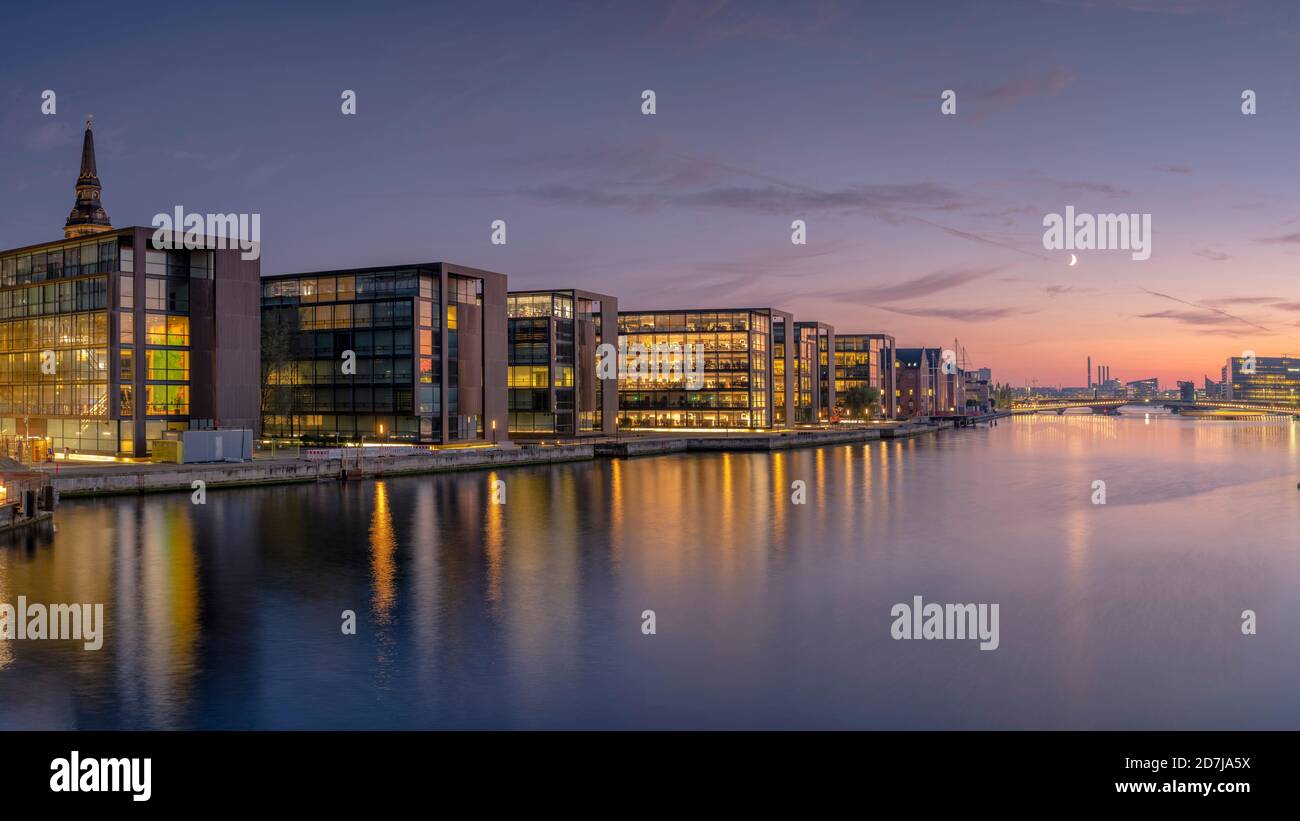 Danimarca, Copenaghen, Panorama del quartiere Christianshavn Waterfront al tramonto Foto Stock Danimarca, Copenaghen, Panorama del quartiere Christianshavn Waterfront al tramonto Foto Stock