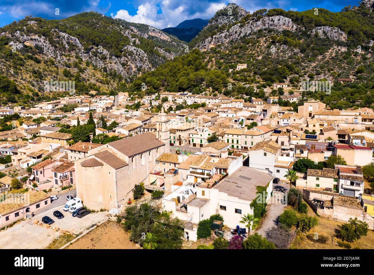 Vista aerea di case in villaggio contro la catena montuosa nella giornata di sole, Caimari, Maiorca, Spagna Foto Stock
