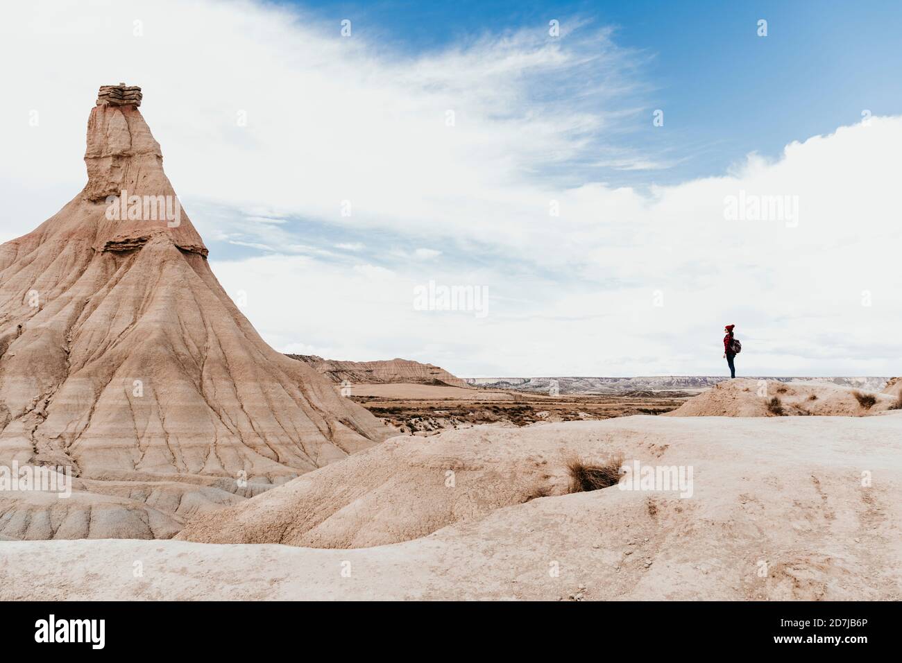 Spagna, Navarra, saccopelatrice femminile ammirando la formazione di pietra arenaria a Bardenas Reales Foto Stock
