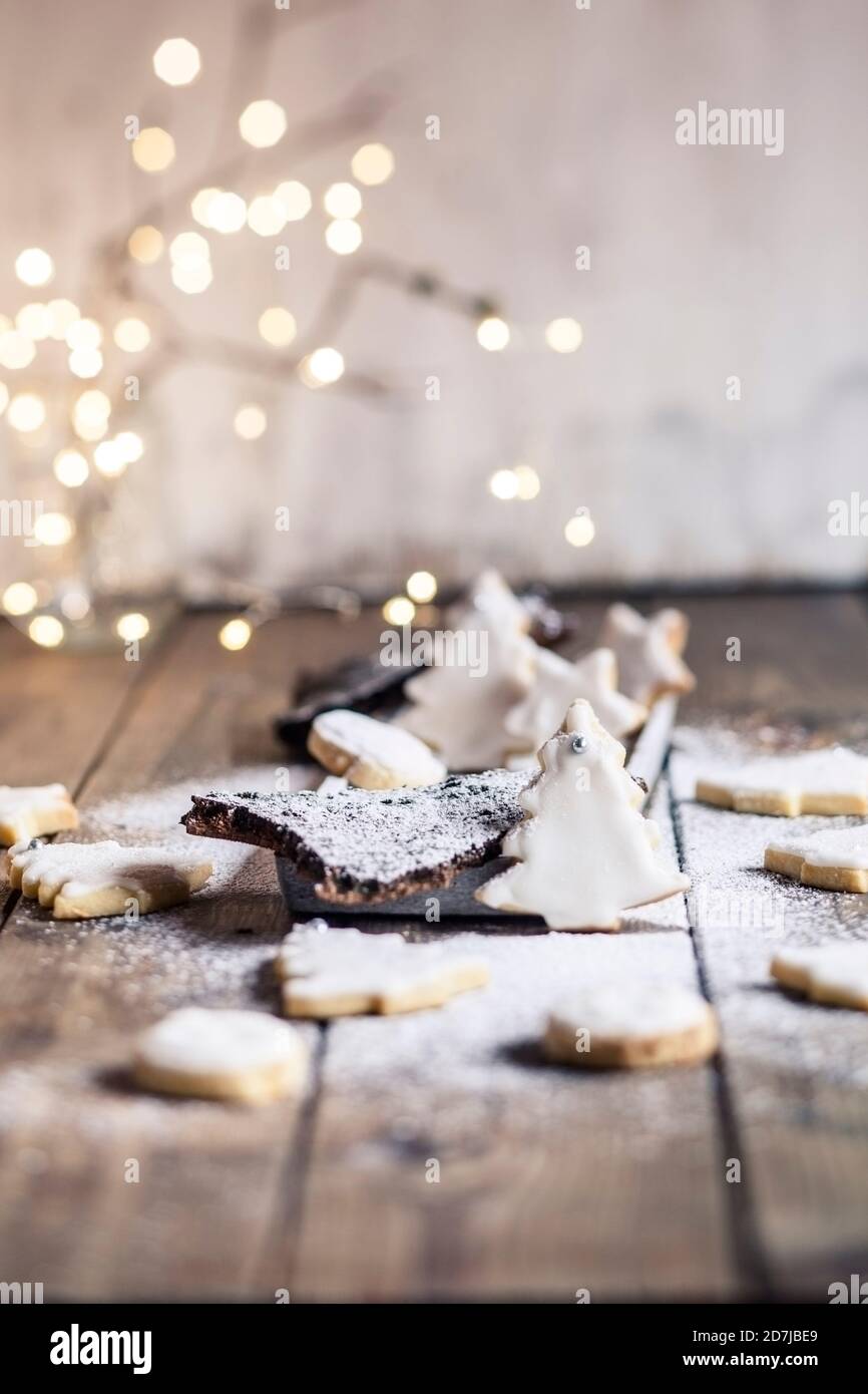 Biscotti natalizi a forma di albero con zucchero in polvere Foto Stock