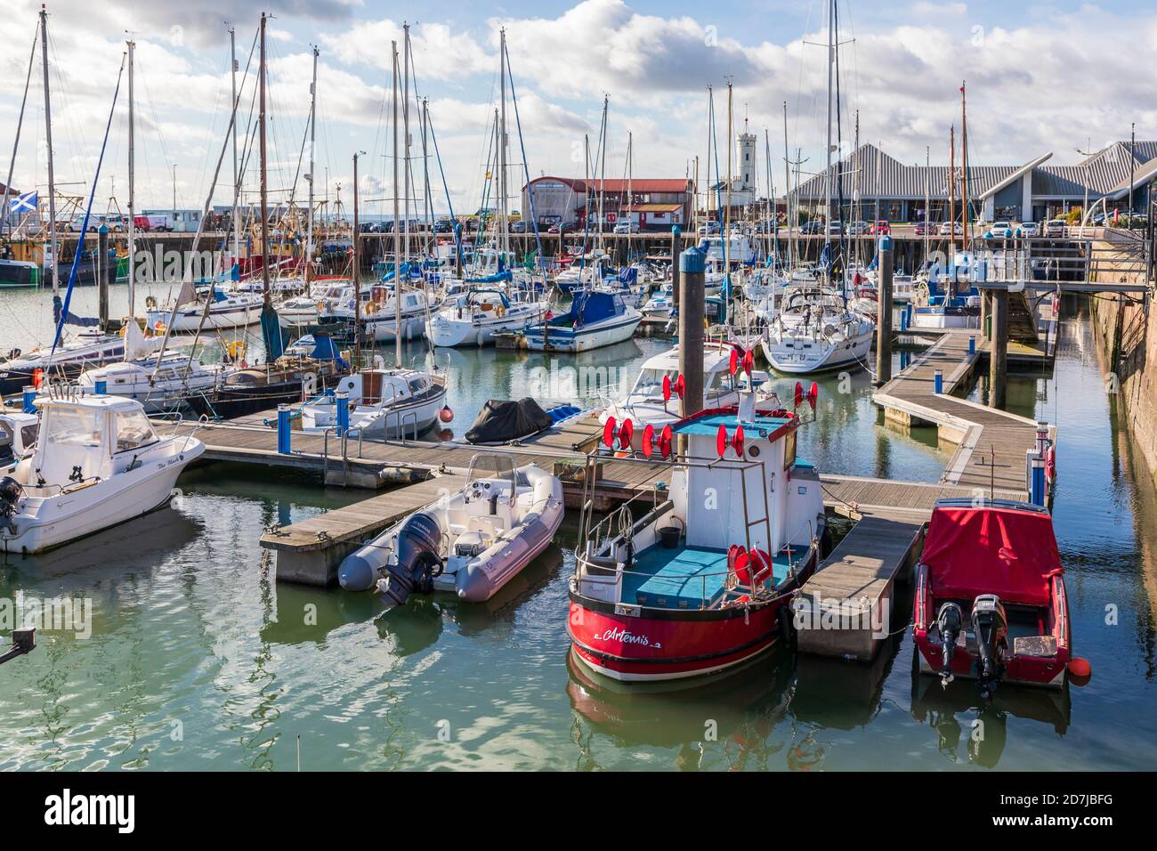 Porto di Arbroath con piccole barche e yacht legati alle passerelle di legno, Arbroath, Angus, Scozia, Regno Unito Foto Stock