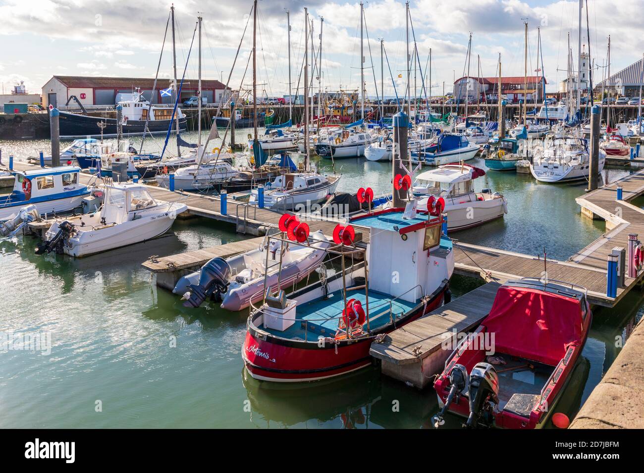 Porto di Arbroath con piccole barche e yacht legati alle passerelle di legno, Arbroath, Angus, Scozia, Regno Unito Foto Stock