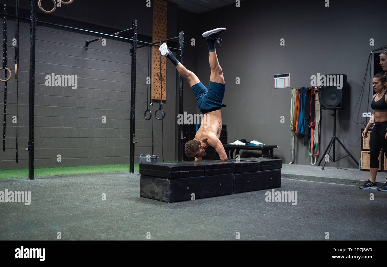 Atleta adattiva che fa il sostegno mentre si esercita in palestra Foto Stock