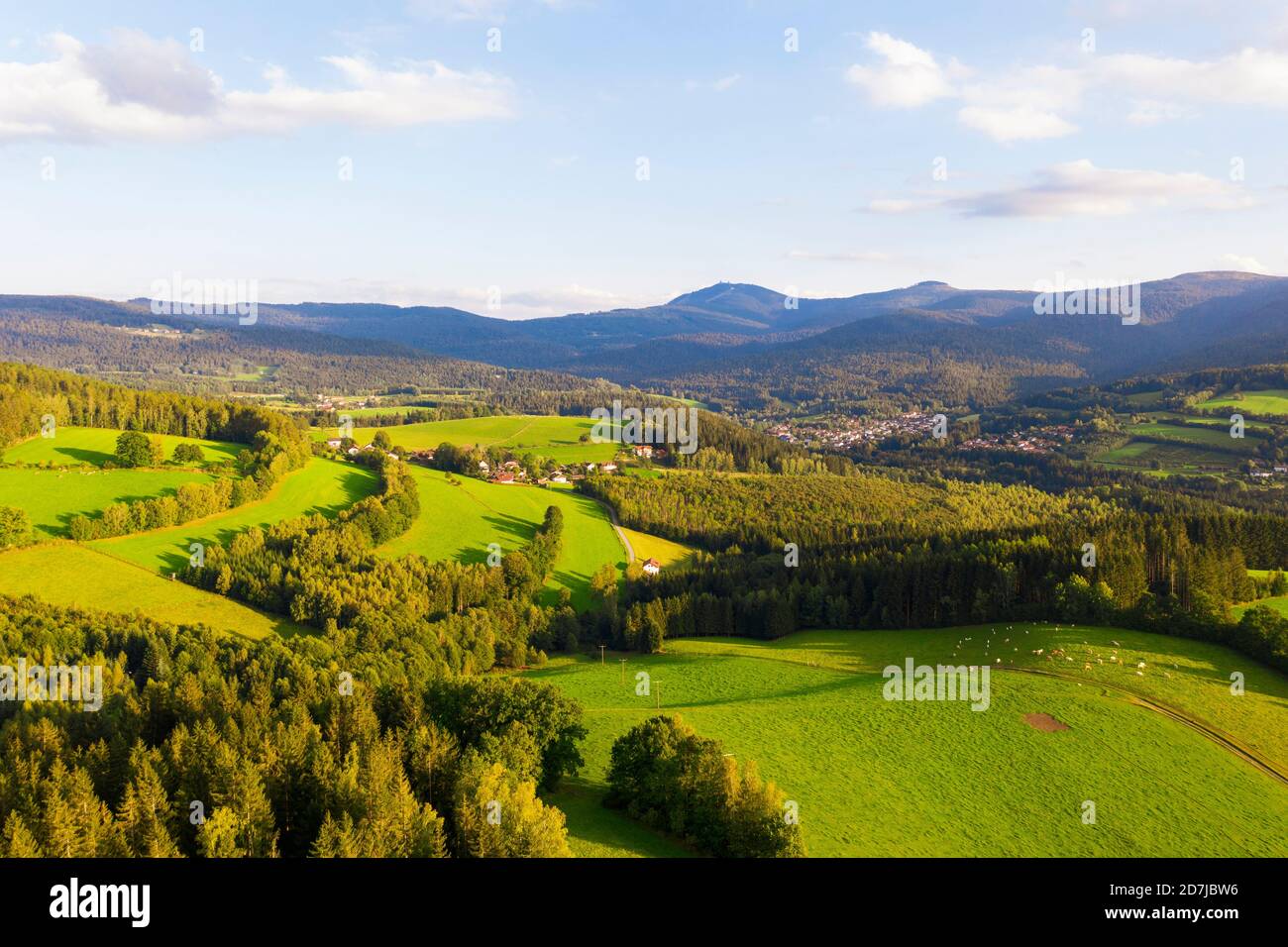 Vista sul drone della valle di Lamer Winkel in estate con Kleiner Montagne Arber e Grosser Arber in lontananza Foto Stock