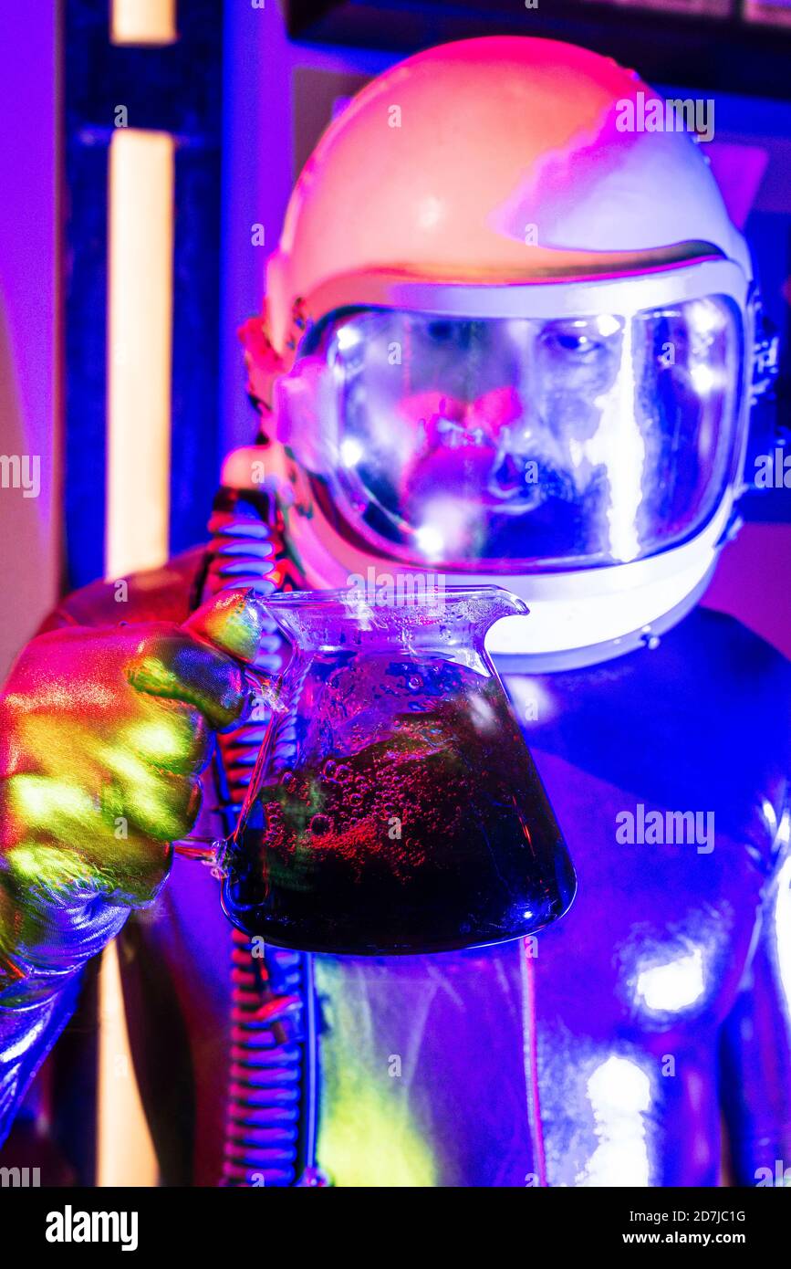 Primo piano dell'astronauta maschile che indossa una tuta spaziale che  tiene il caffè macinato in sala illuminata Foto stock - Alamy