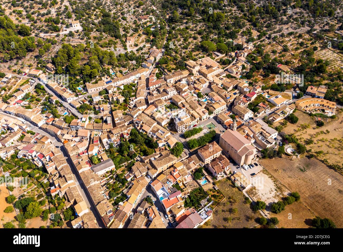 Vista aerea delle case in villaggio il giorno di sole, Caimari, Maiorca, Spagna Foto Stock
