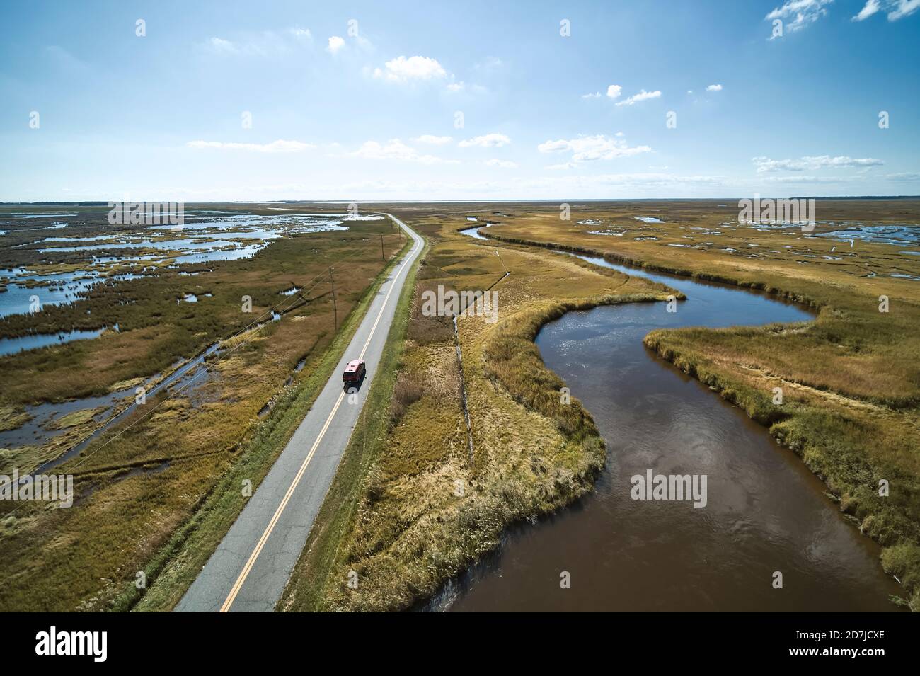 USA, Maryland, Drone vista della strada che si estende attraverso le paludi lungo il fiume Nanticoke sulla costa orientale Foto Stock