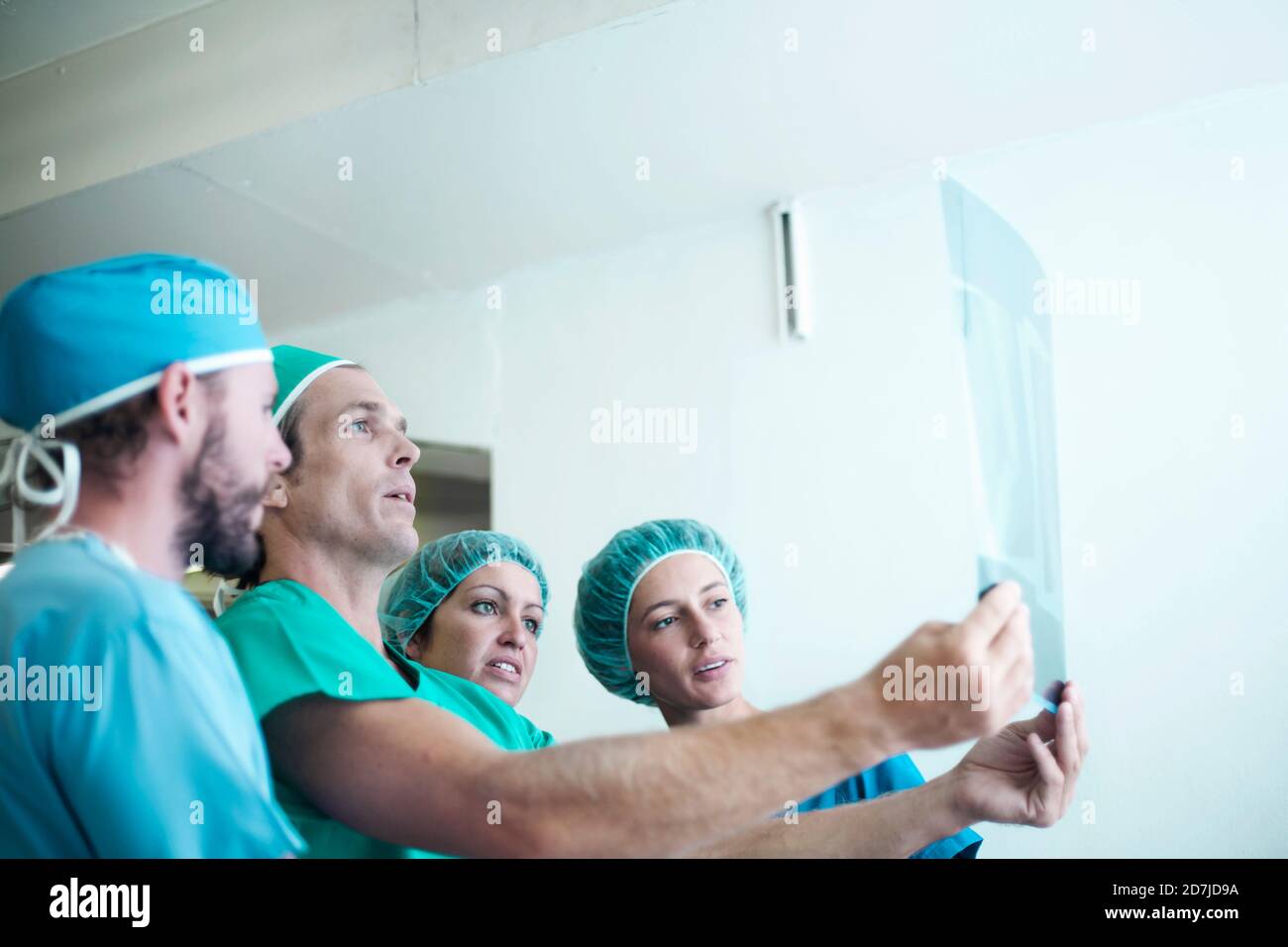 Team di medici di sesso maschile e femminile che discutono su raggi X. immagine in ospedale Foto Stock