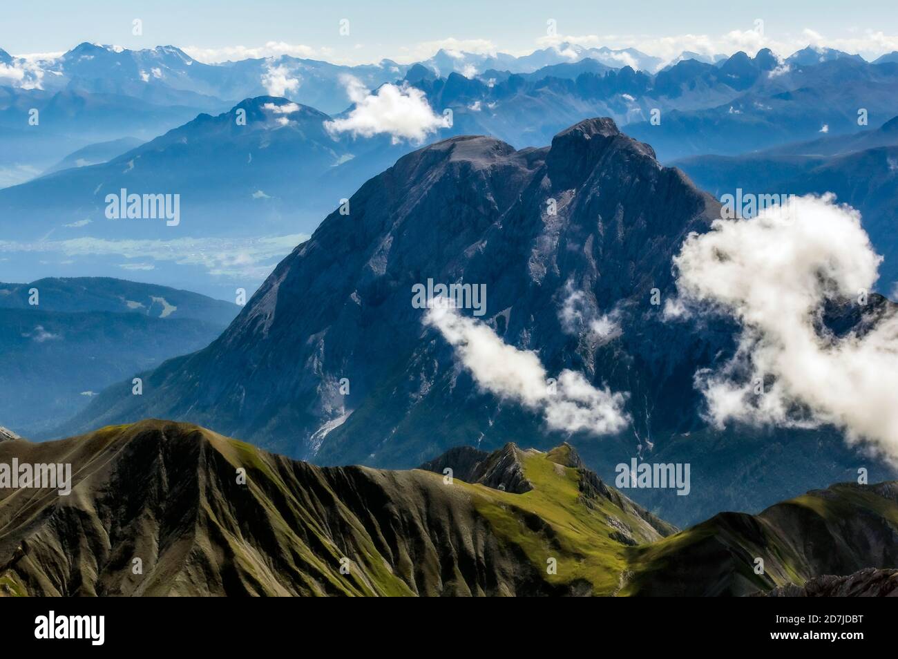 Austria, Tirolo, veduta panoramica delle nuvole che galleggiano sulle cime dei Monti Wetterstein Foto Stock