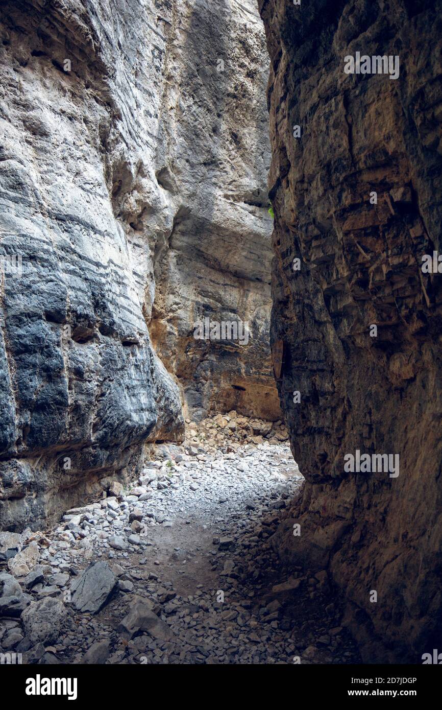 Stretto sentiero di montagna rocciosa a Gola di Imbros, Creta, Grecia Foto Stock