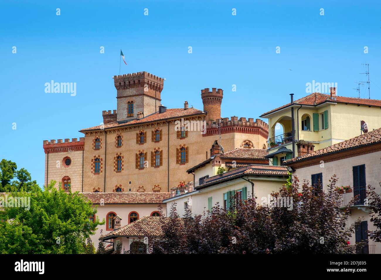 Italia, Provincia di Cuneo, Barolo, Case di fronte al Castello di Barolo Foto Stock