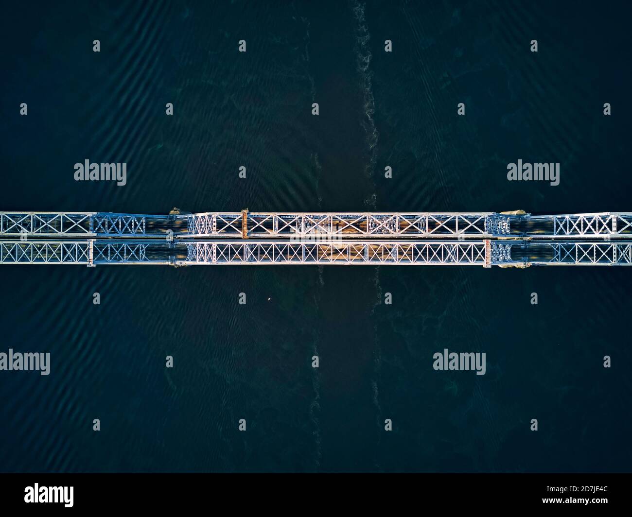 Direttamente sopra la vista aerea del ponte ferroviario metallico su Volga Fiume Foto Stock