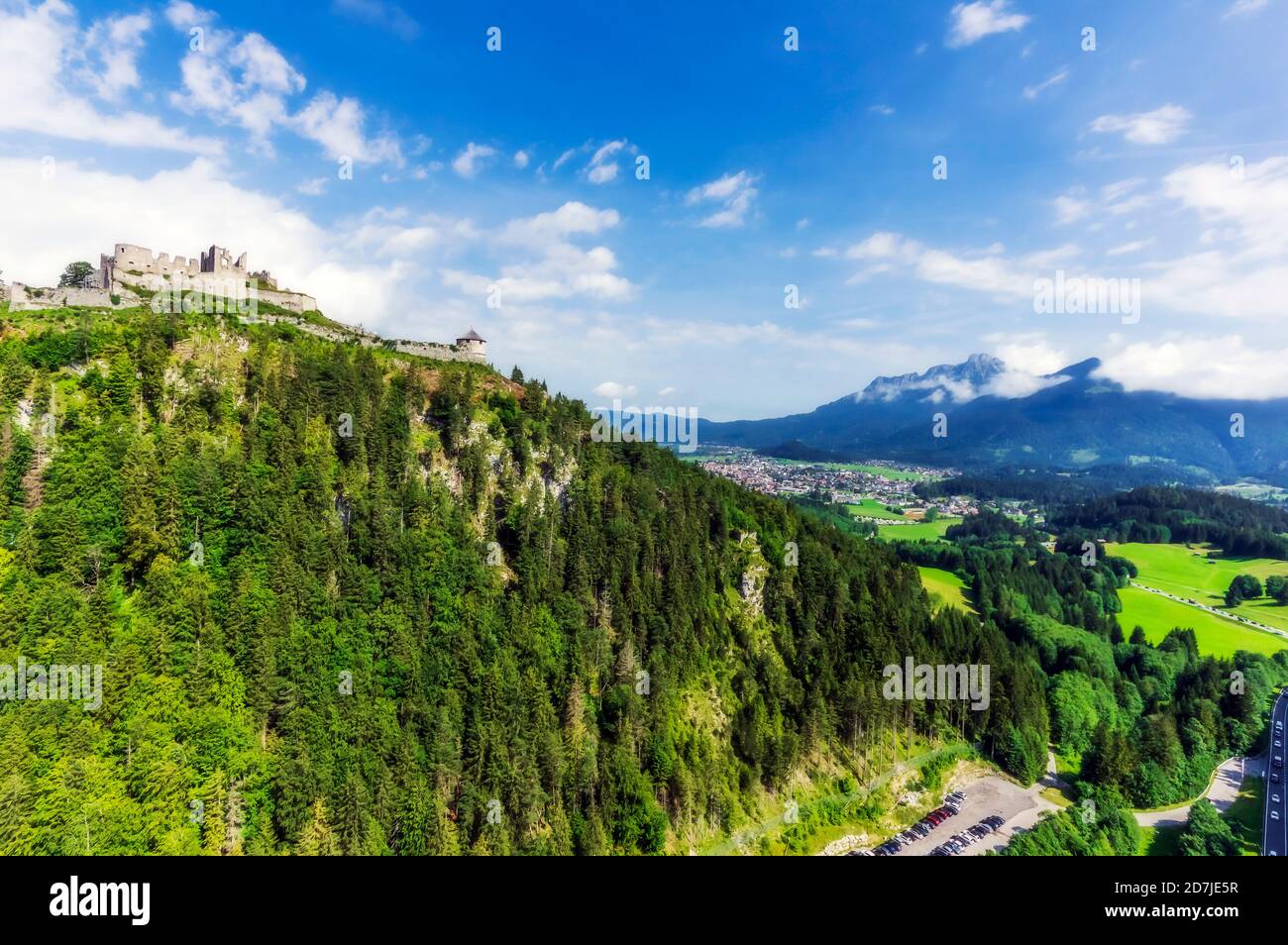 Austria, Tirolo, Reutte, rovine del Castello di Ehrenberg in cima alla collina boschiva in estate Foto Stock