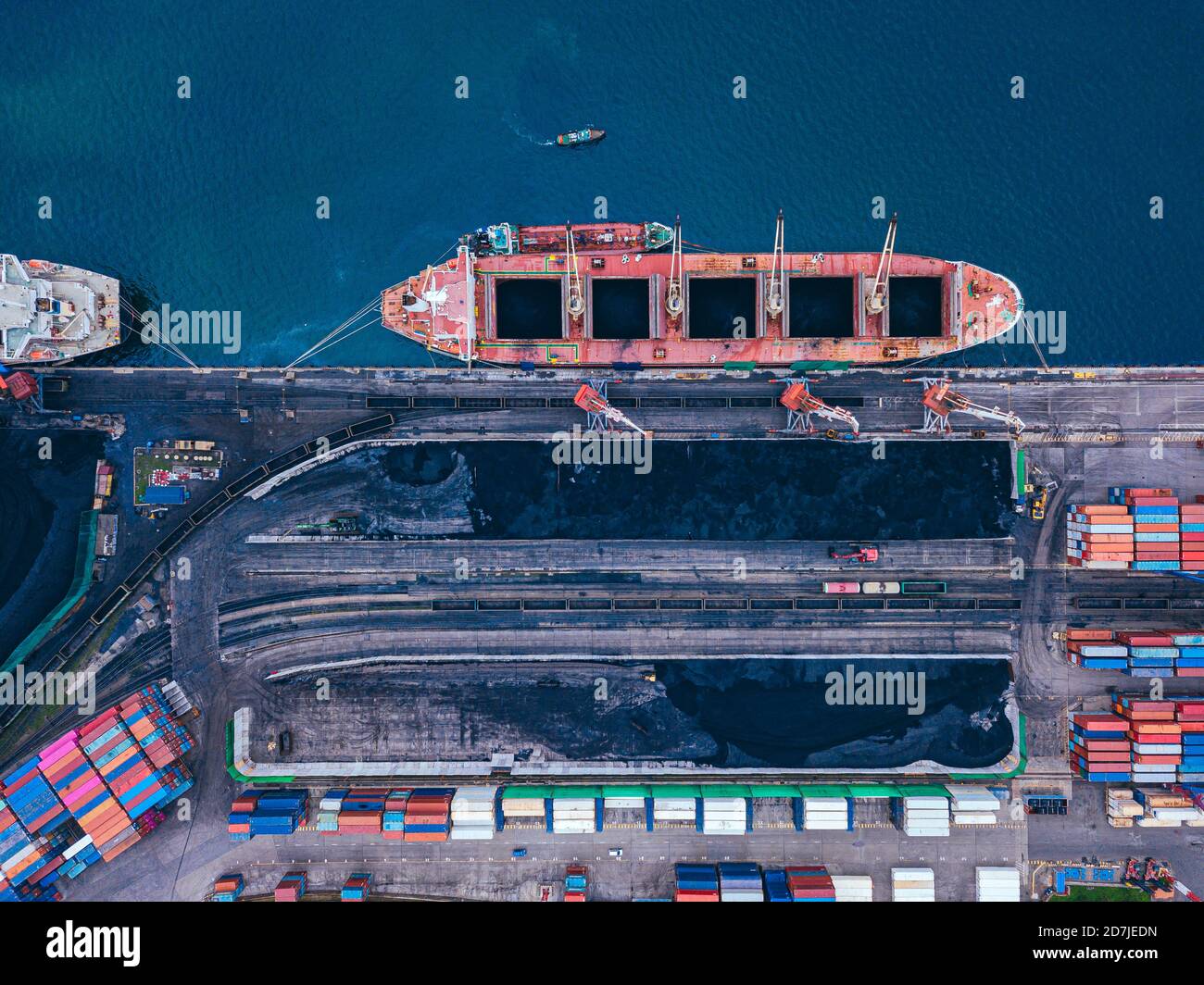 Russia, Primorsky Krai, Vladivostok, Vista aerea della nave industriale ormeggiata in banchina di carico del carbone Foto Stock
