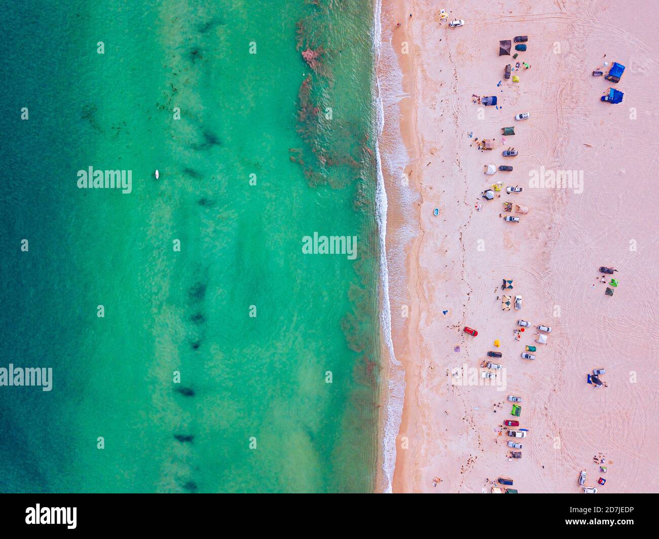 Vista aerea delle persone che si rilassano alla spiaggia di Triozerye Foto Stock