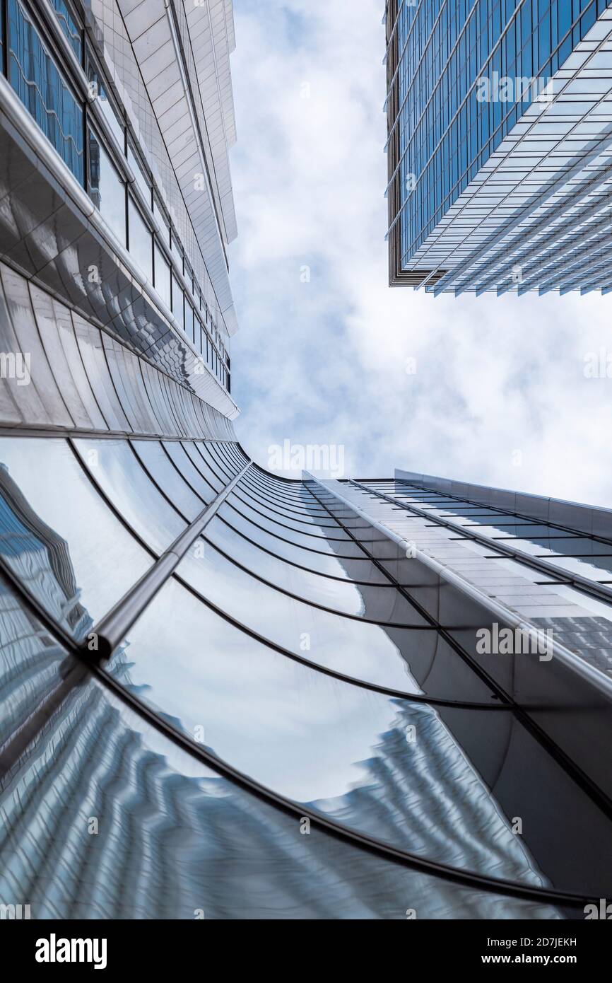Riflessione sul grattacielo alto e moderno degli uffici nel centro di fronte a SKY, Londra, Regno Unito Foto Stock
