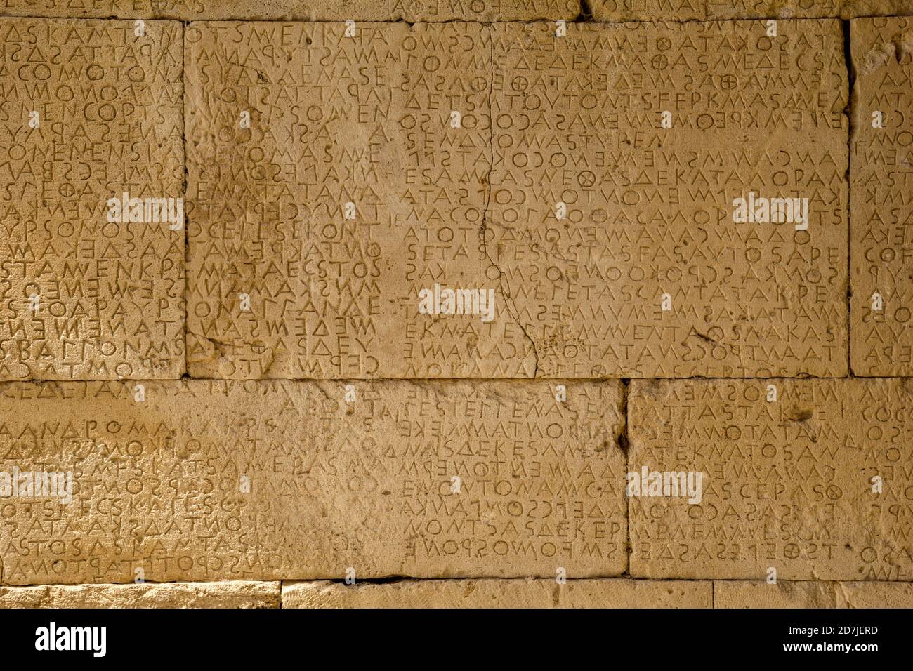Alfabeto scolpito su muro di pietra a Odeon di Gortyn, Creta, Grecia Foto Stock