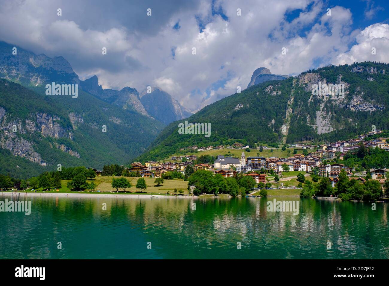 Italia, Trentino, Molveno, comune sulle sponde del Lago Molveno in estate con Dolomiti di Brenta sullo sfondo Foto Stock