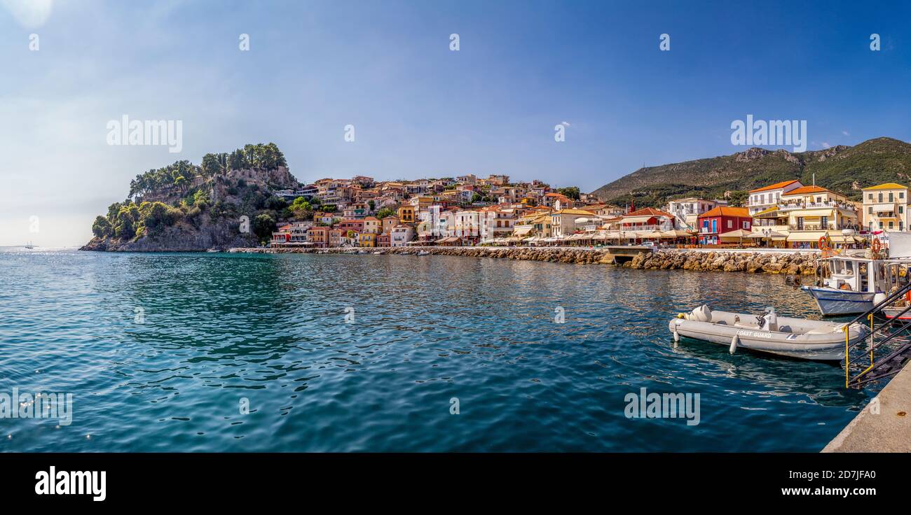 Grecia, Preveza, Parga, Panorama di località sulla costa ionica in estate Foto Stock