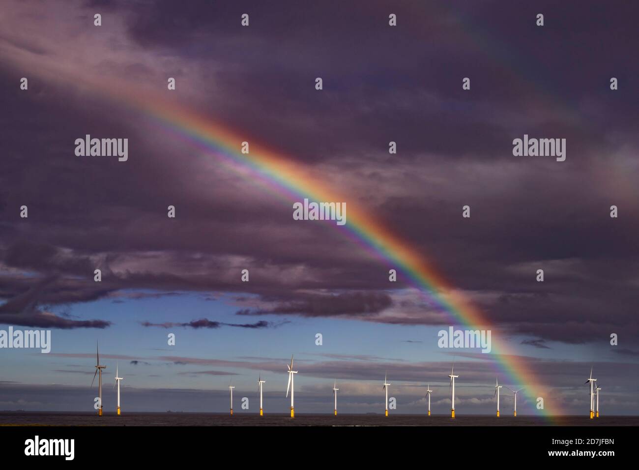 Rainbow Over Wind Turbines, Tees Bay, Redcar, Cleveland Foto Stock