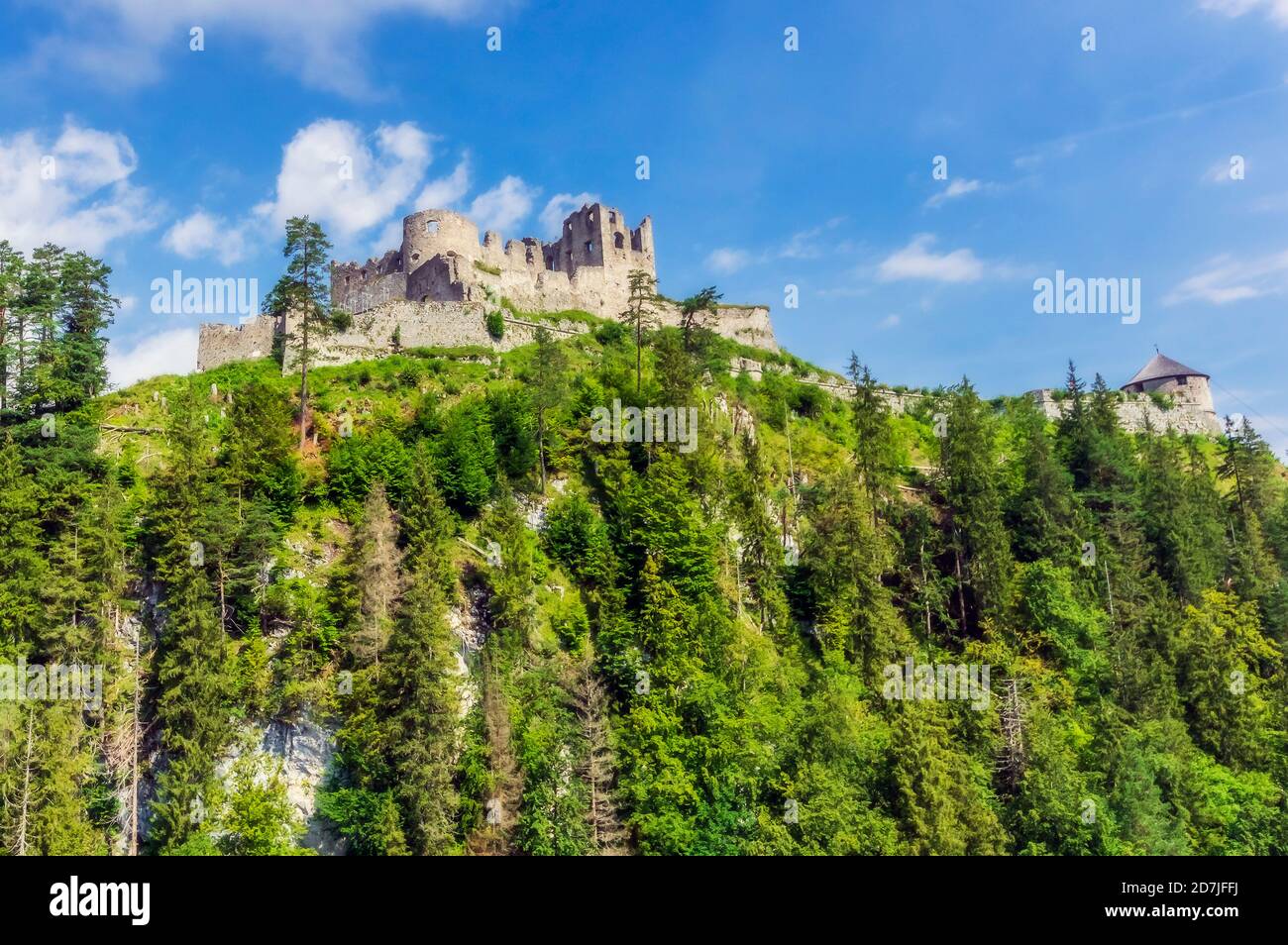 Austria, Tirolo, Reutte, rovine del Castello di Ehrenberg in cima alla collina boschiva in estate Foto Stock